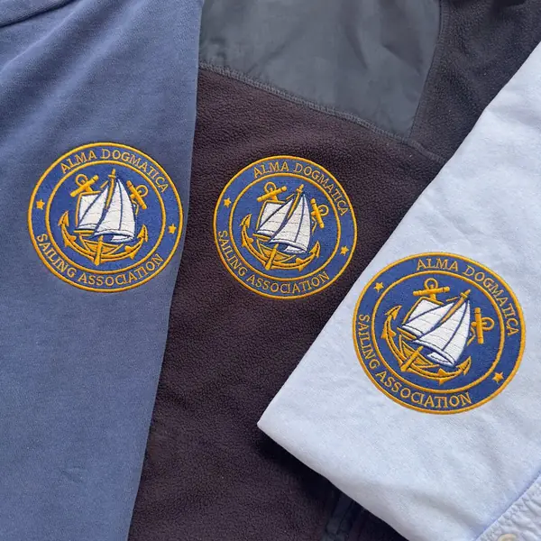 Emblema bordado para a Alma Dogmatica Sailing Association
