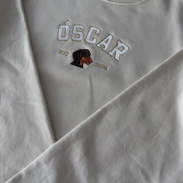 Camisola bordada com o nome e o retrato do cão Óscar