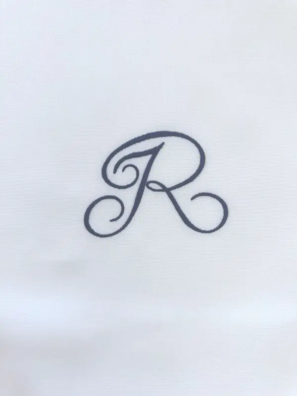 Fronha branca bordada com monograma R, para o Reid's Palace