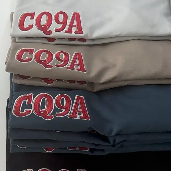 T-shirts bordadas em várias cores para a marca local CQ9A