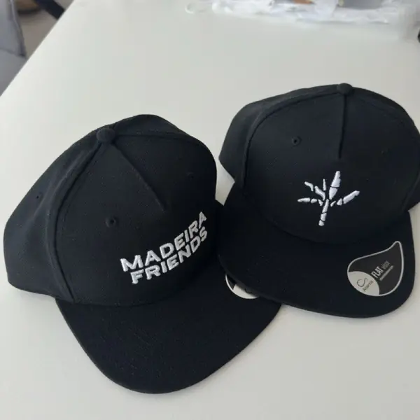 Bonés bordados para a marca Madeira Friends