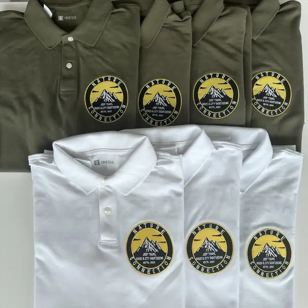 Polos bordados para empresa de turismo